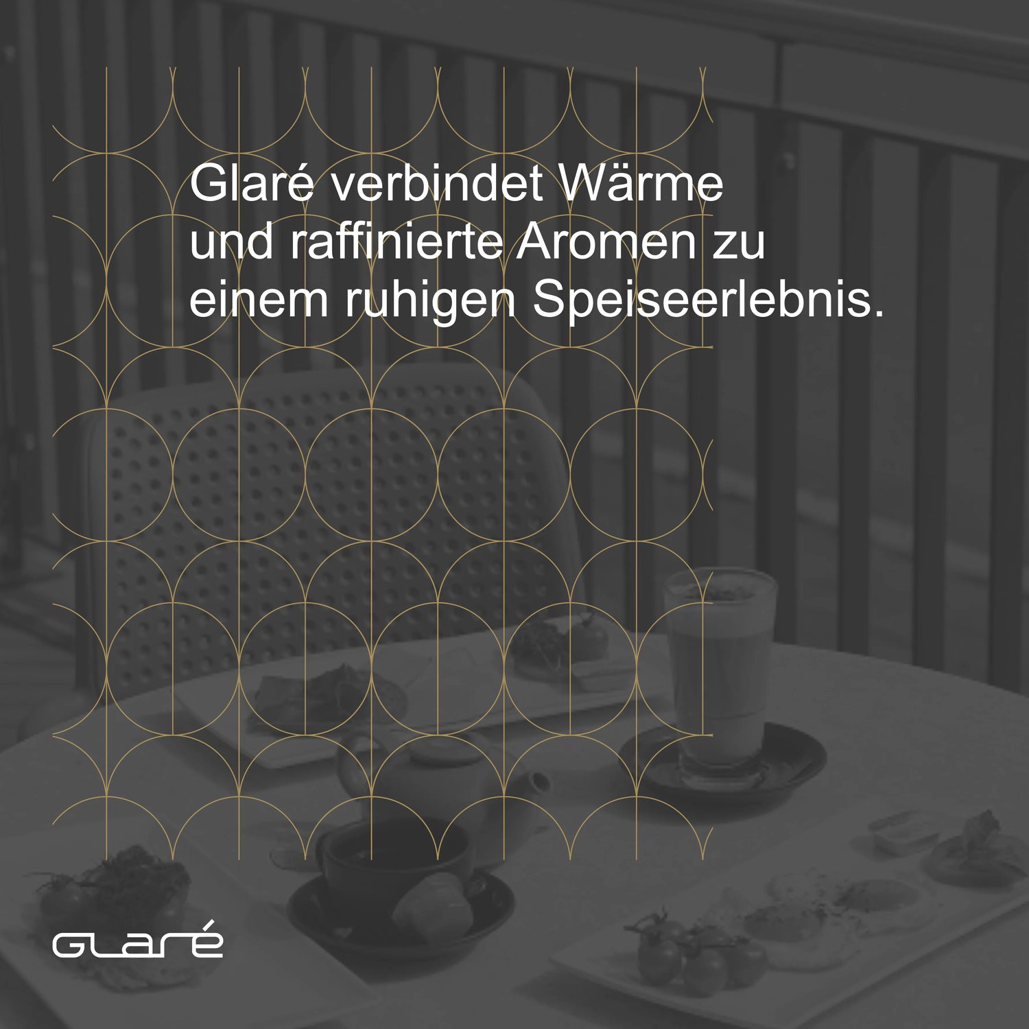 A black-and-white photograph of a breakfast table under the pattern in bronze, with the line Glaré verbindet Wärme und raffinierte Aromen zu einem ruhigen Speiseerlebnis