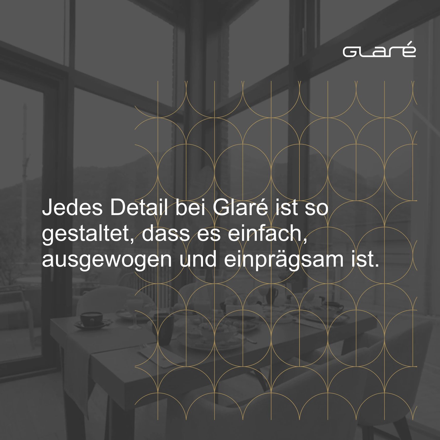 A black-and-white photograph of the dining room under the pattern in bronze, with the line Jedes Detail bei Glaré ist so gestaltet, dass es einfach, ausgewogen und einprägsam ist